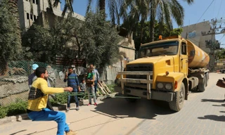 ‘Siêu nhân dải Gaza’ dùng răng kéo xe 15 tấn đi băng băng