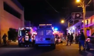 Xe cứu thương tập trung bên ngoài hiện trường. Ảnh: The Sun