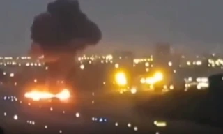 Máy bay đâm xuống đường băng rồi bốc cháy, 7 người thương vong