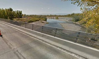 Bờ sông nơi Shayla phát hiện xác chết.