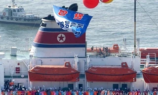 Phà Mangyongbong-92 chở đội cổ vũ Triều Tiên đến Hàn Quốc hồi năm 2002. Ảnh: Yonhap