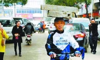 ‘Dị nhân’ 13 năm đội đá tảng, đạp xe tập thể dục