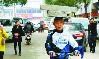 ‘Dị nhân’ 13 năm đội đá tảng, đạp xe tập thể dục