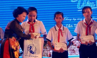 Chủ tịch Quốc hội Nguyễn Thị Kim Ngân trao học bổng cho các em học sinh.