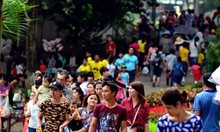 Nhiệt độ ngoài trời tại khu vực Hà Nội lên tới hoen 30 độ C, thế nhưng hàng nghìn người vẫn đổ về các khu vui chơi, vườn thú,... đông nghịt người.