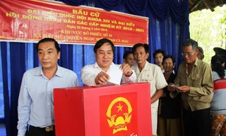 Ông Nguyễn Kiên Cường, Phó Chủ tịch HĐND tỉnh Cà Mau tham gia bỏ phiếu tại ấp Cồn Mũi, xã Đất Mũi (Ngọc Hiển, Cà Mau).