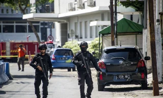 Cảnh sát tuần tra quanh hiện trường vụ đánh bom sáng 14/5. Ảnh: AFP