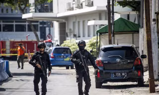 Cảnh sát tuần tra quanh hiện trường vụ đánh bom sáng 14/5. Ảnh: AFP