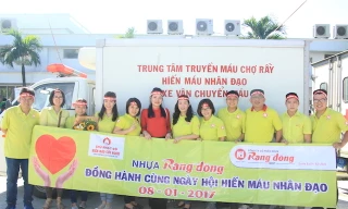 Tập thể cán bộ, nhân viên Cty CP Nhựa Rạng Đông tham gia hiến máu tại chương trình Chủ nhật Đỏ lần thứ IX năm 2017 diễn ra tại TPHCM vào sáng 8/1 - Ảnh: Ngô Tùng.