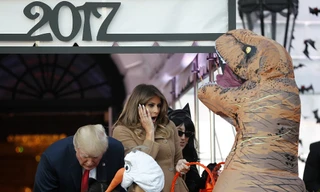 ‘Khủng long’ xin kẹo Tổng thống Trump trước Nhà Trắng giăng đầy mạng nhện