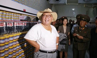 Ông Kim Jong Un cùng phu nhân đi thăm nhà máy chế biến cá ở Kumsunpo, tỉnh Hwanghae.