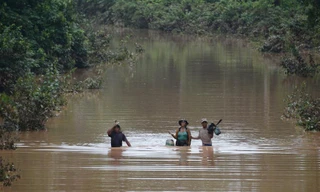 Vụ vỡ đập thuỷ điện khiến nhiều khu vực chìm trong biển nước. Ảnh: Tân Hoa Xã