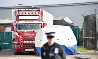 Chiếc xe container nơi tìm thấy thi thể 39 người nhập cư. Ảnh: Kuwait Times