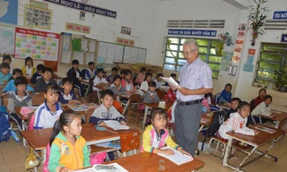 Học sinh trường tiểu học Vĩnh Hải (Vĩnh Châu, Sóc Trăng) đi học trở lại