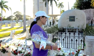 Người dân Cuba thành kính dâng hoa trước mộ lãnh tụ Fidel Castro