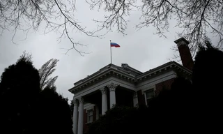 Nga từ chối dỡ bỏ lá quốc kì trên nóc nhà của Tổng lãnh sự Nga Valery Timashov. Ảnh: Reuters