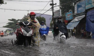 Đường phố Sài Gòn lại thành sông sau mưa lớn