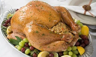 Các món chế biến từ gà Đông Tảo có chi phí cao nhiều so với các loại gà thông thường bởi mỗi kg gà đặc sản này có giá vài triệu đồng vào dịp Tết.