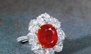 Nhẫn kim cương đính hồng ngọc ‘huyết bồ câu’ giá... 283 tỉ đồng