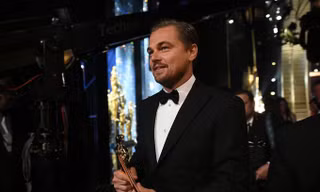 Leo Dicaprio cuối cùng cũng nhận được tượng vàng Oscar sau nhiều năm chờ đợi.