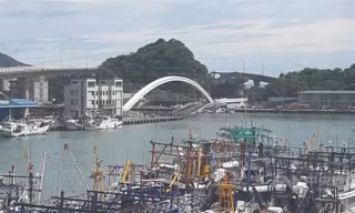 Hiện trường vụ sập cầu nhìn từ xa. Ảnh: Taiwan News
