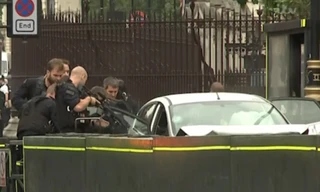 Tài xế phóng xe đâm trúng hàng rào toà nhà Quốc hội Anh