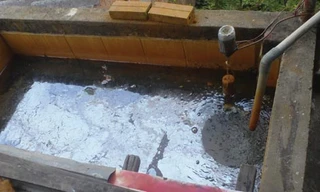 Người cha đổ gục khi thấy hai con nhỏ chết đuối trong bể nước