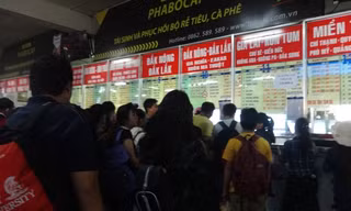 Bến xe chật cứng người dịp lễ 