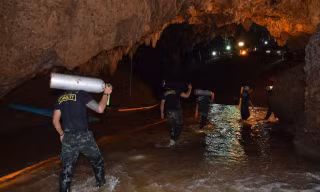 Đội tìm kiếm trong hang động Tham Luang. Ảnh: National Multimedia