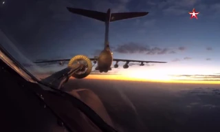 Cảnh tiếp nhiên liệu trên không ngoạn mục của Tu-160 giữa lúc bình minh