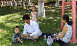 Một gia đình ra công viên 29/3 tránh nắng. Ảnh: Thanh Trần. 