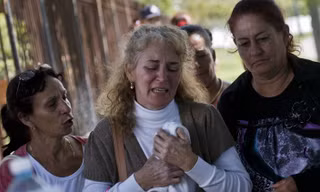 Thân nhân các nạn nhân đau buồn khi đến Viện Pháp y (Havana) nhận diện thi thể. Ảnh: AP