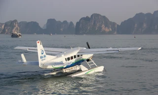 Thủy phi cơ chuẩn bị cất cánh đưa du khách về Hà Nội.