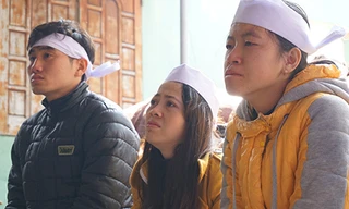 Em Hoàng Thị Hoài Hương (ngoài cùng bên phải) đau đớn khi đi thả cá cùng anh trai, cũng là giây phút cuối cùng anh em bên nhau. Ảnh: Lê Hoàng.