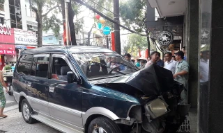 Chiếc xe ô tô hư hỏng nặng