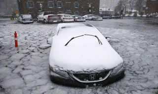 Hàng loạt xe hơi mắc kẹt giữa ‘sông băng’ ở Boston 