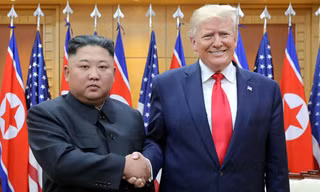 Lãnh đạo Triều Tiên Kim Jong-un gặp Tổng thống Mỹ Trump tại DMZ ngày 30/6. Ảnh: Reuters.