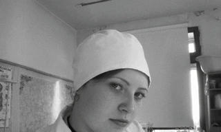 Svetlana Roslina trong bộ đồng phục của nhà máy bánh kẹo.