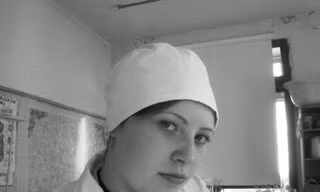 Svetlana Roslina trong bộ đồng phục của nhà máy bánh kẹo.