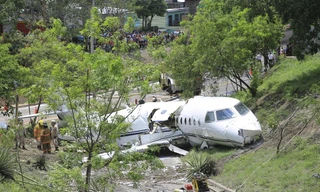 Honduras: Máy bay gãy đôi khi vừa hạ cánh