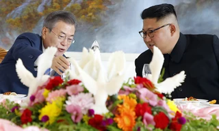 Tổng thống Hàn Quốc Moon Jae-in và Chủ tịch Triều Tiên Kim Jong-un. Ảnh: AP