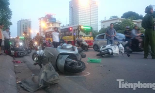 Ô tô “điên” đâm hàng loạt xe máy trên phố Xã Đàn