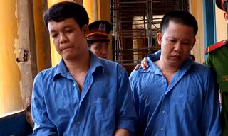 Hai bị cáo tại tòa phúc thẩm ngày 12/6. Ảnh: Tân Châu