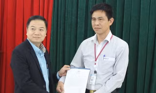 Lái xe Trần Tuấn Anh (bên phải) được tặng bằng khen