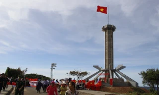 Cờ Tổ quốc tung bay giữa đảo Ngọc - Cồn Cỏ