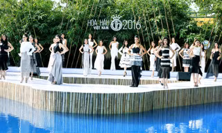 Người đẹp HHVN tự tin diễn catwalk trên sân khấu nổi độc đáo