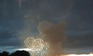 Khói đen bốc lên giữa màn bắn pháo hoa. Ảnh: Twitter
