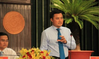 Giám đốc Sở GTVT Bùi Xuân Cường trả lời chất vấn.