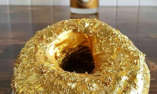 Lóa mắt với bánh rán phủ vàng giá hơn 2 triệu đồng