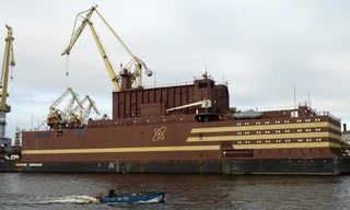 Tàu Akademik Lomonosov ra khơi hôm 28/4. Ảnh: Sputnik